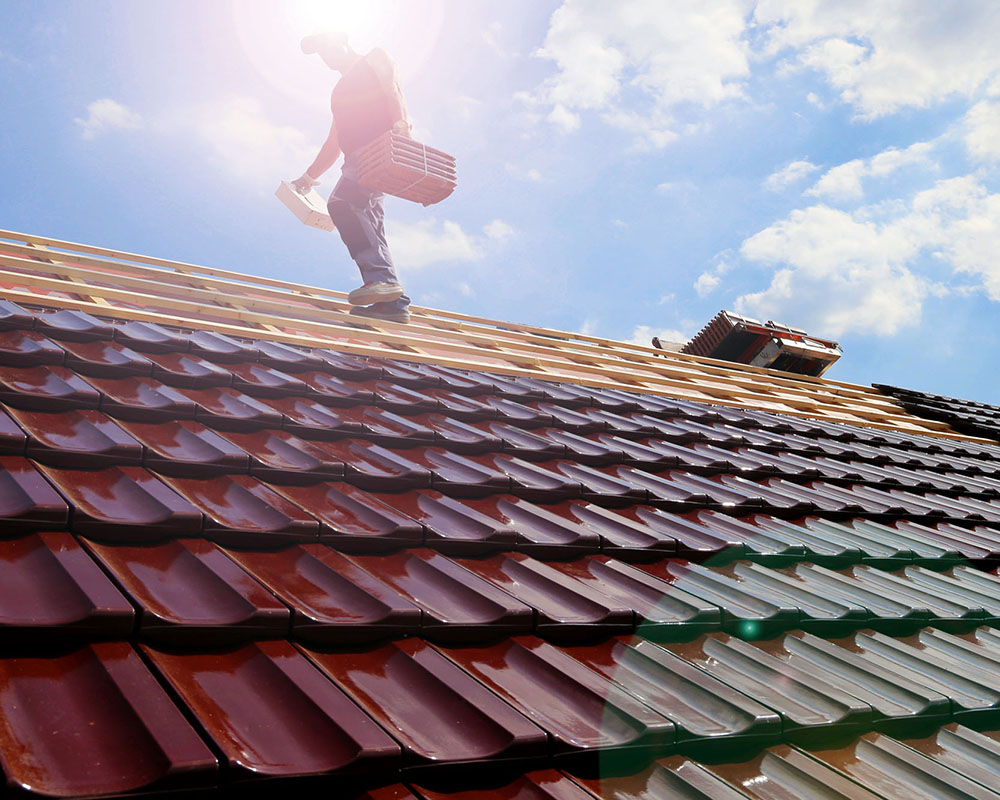 Dachdecker auf rotem Dach